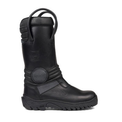 Bota preta de pele com sola antiderrapante e alça para calçar