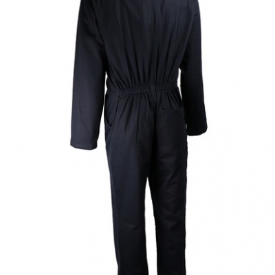 Macacão preto de manga comprida visto de costas