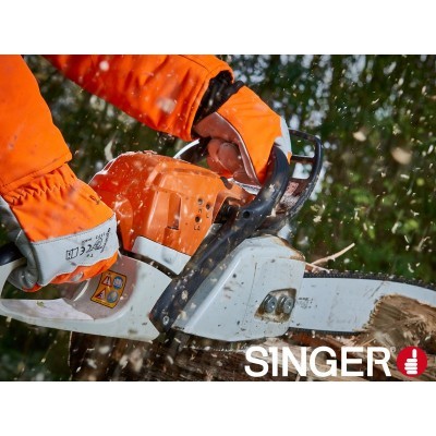 Motosserra laranja e cinza em uso a cortar madeira com operador com vestuário laranja e logo SINGER