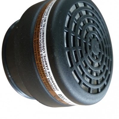 Filtro respiratório preto com grelha circular e etiqueta em várias línguas