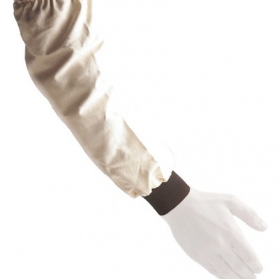 Manguito bege com punho castanho em manequim branco