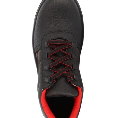 Sapato preto de pele com atacadores vermelhos, vista superior