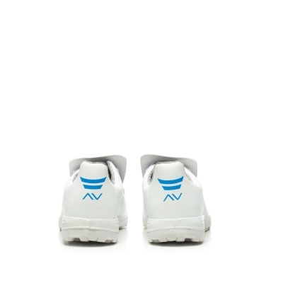 Ténis brancos com logótipo azul AV vistos por trás