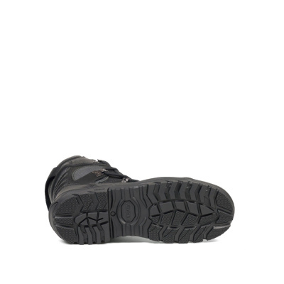 Bota preta vista pela sola antiderrapante com marca Vibram