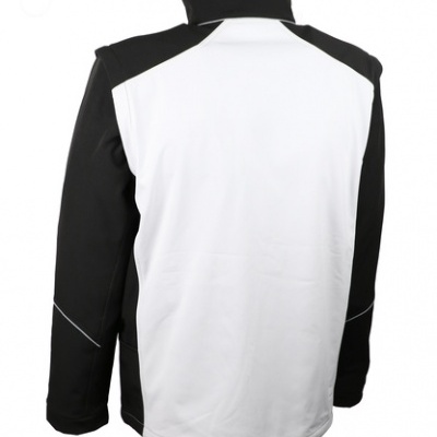 Casaco desportivo preto e branco visto de costas