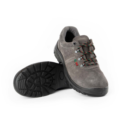 Sapatos cinzentos de camurça com sola preta e cadarços coloridos