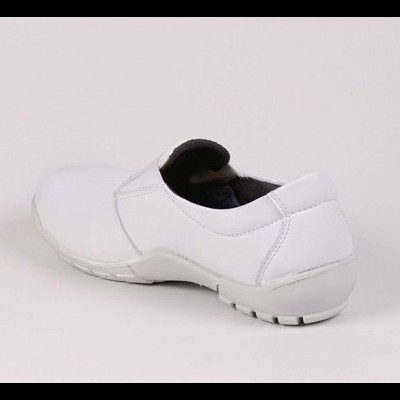 Sapato branco desportivo slip-on sobre fundo branco