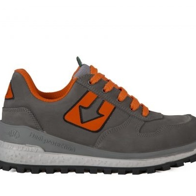 Tênis desportivo cinza com detalhes em laranja e sola preta e branca