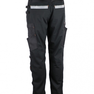 Calças pretas de trabalho vistas de trás, com bolsos e detalhes refletivos.