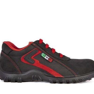 Sapato de segurança preto e vermelho com sola preta antiderrapante e atacadores vermelhos.