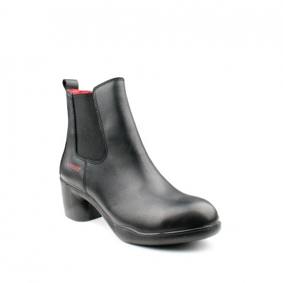 Bota preta de cano curto em couro com elástico lateral e salto médio