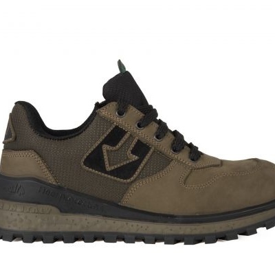 Ténis castanho e preto com sola robusta e cadarços pretos