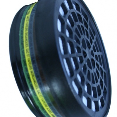 Filtro respiratório redondo preto com faixa amarela e camada filtrante branca