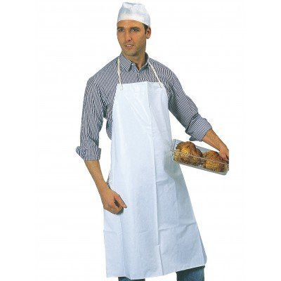 Homem com avental branco segurando bandeja com pão