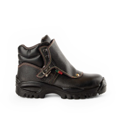 Bota preta de trabalho em pele com sola grossa e proteção na língua