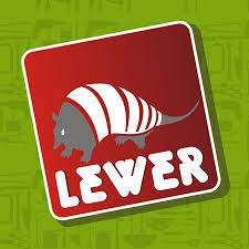 Logótipo vermelho com tatu e texto LEWER em branco