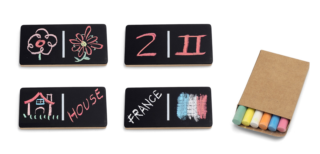 Domi Chalking Pequenos quadros negros com desenhos coloridos a giz e uma caixa de giz colorido.