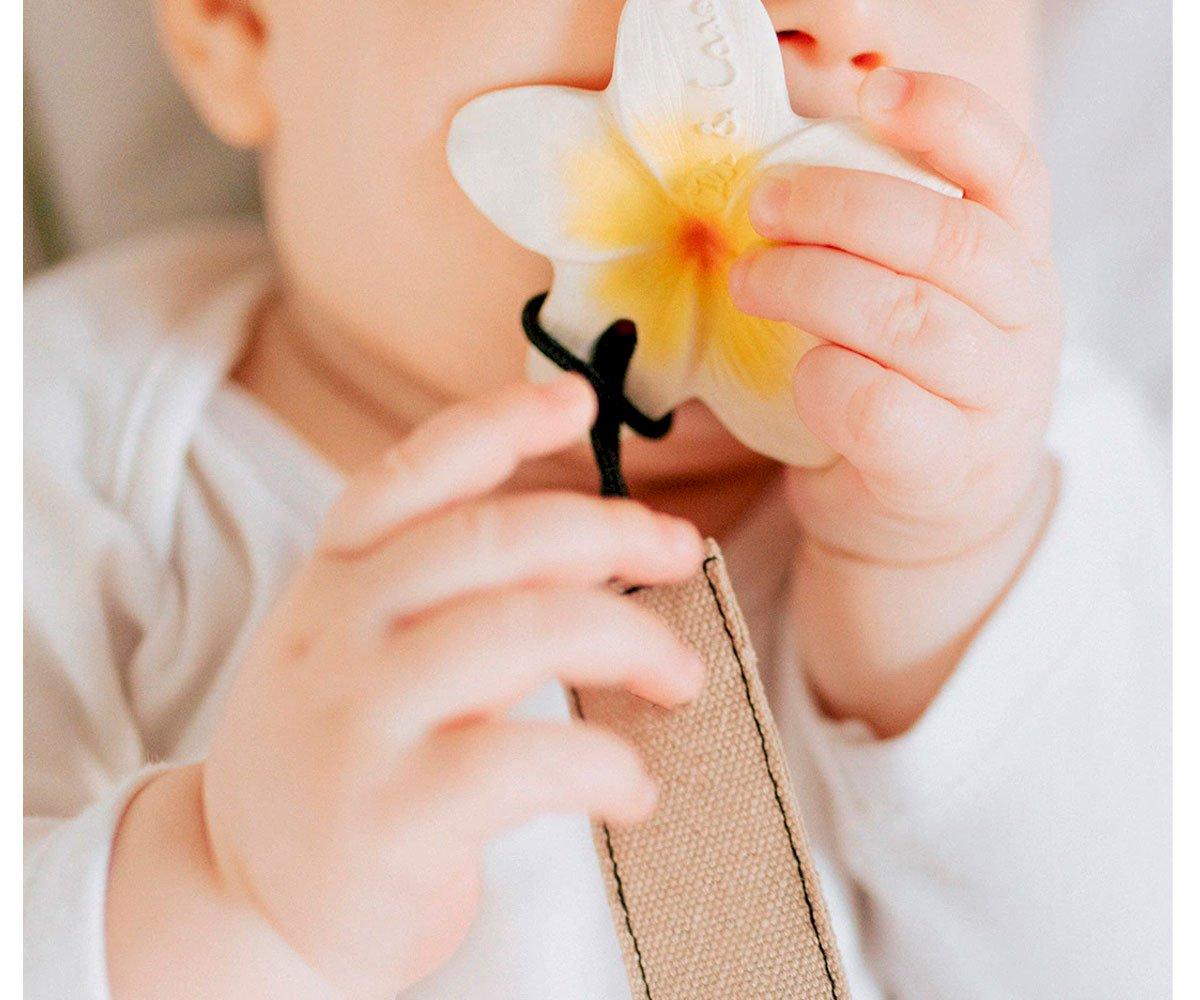 Mordedor de Borracha Flor Hawaii Bebé a morder chupeta em forma de flor com fita bege acolchoada.