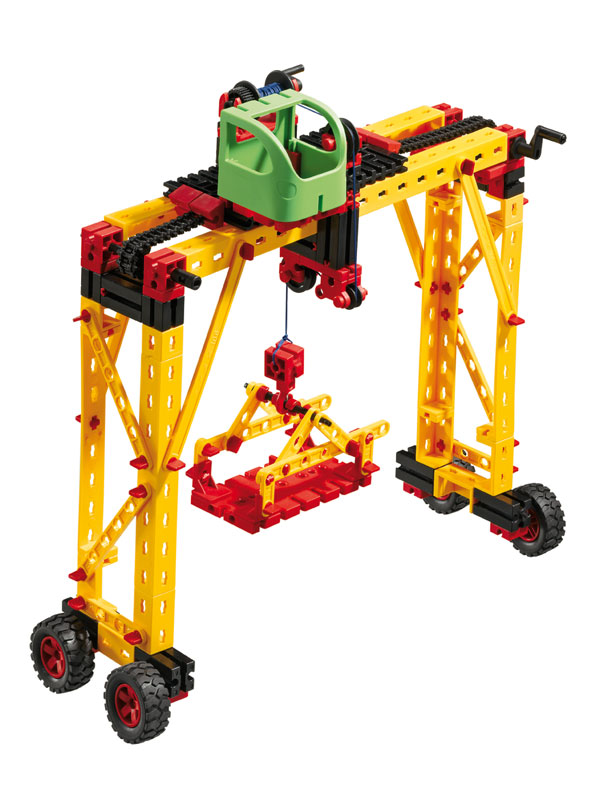 Laboratório Experiências CTEM - Máquinas Simples Modelo de guindaste amarelo, vermelho e verde tipo construção com quatro rodas.