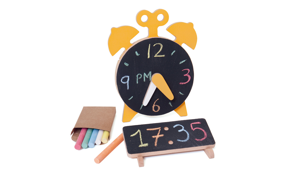 Chalking O’Clock Relógio amarelo de madeira com mostrador preto e giz colorido