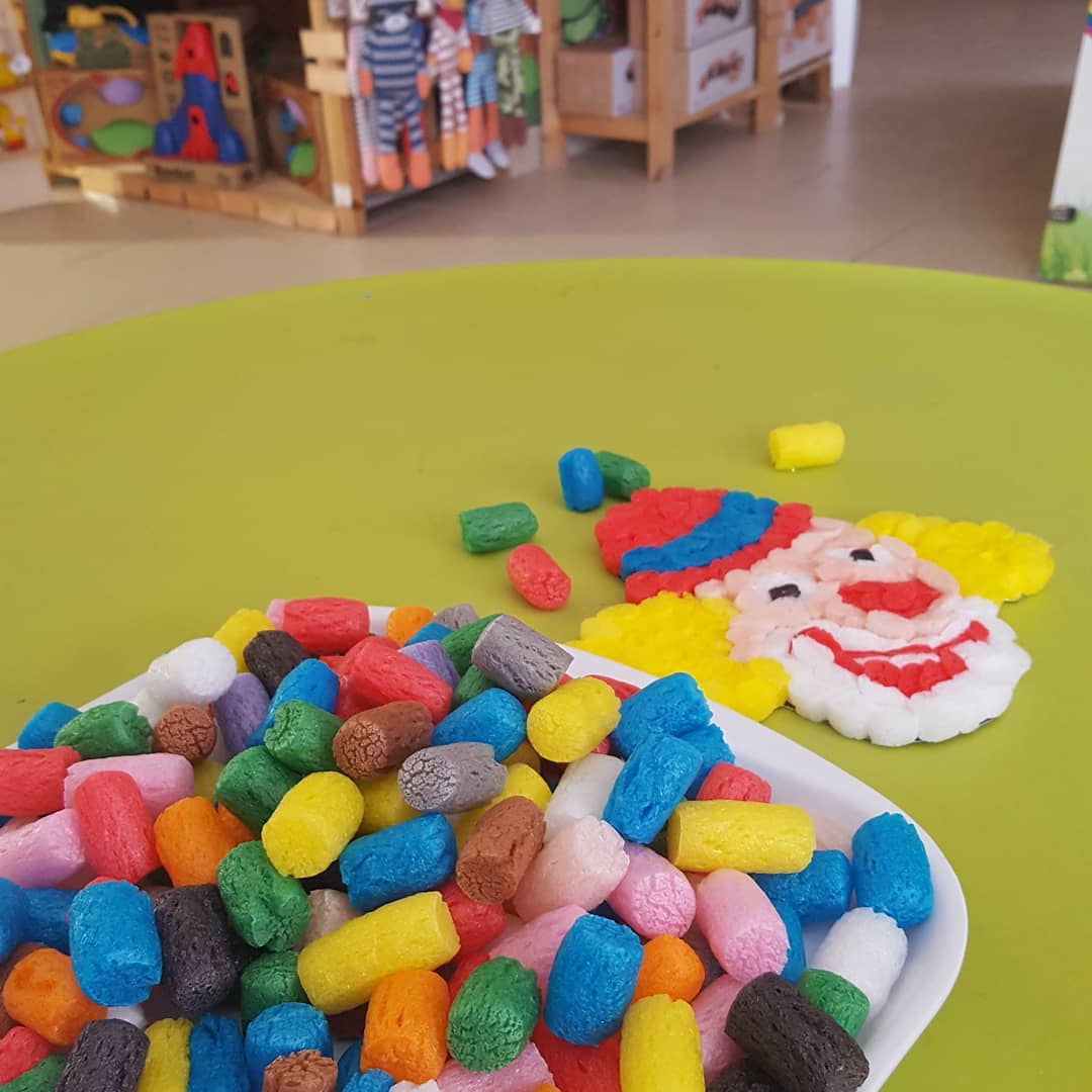 Peças de plástico coloridas com figura de palhaço feitas com as mesmas