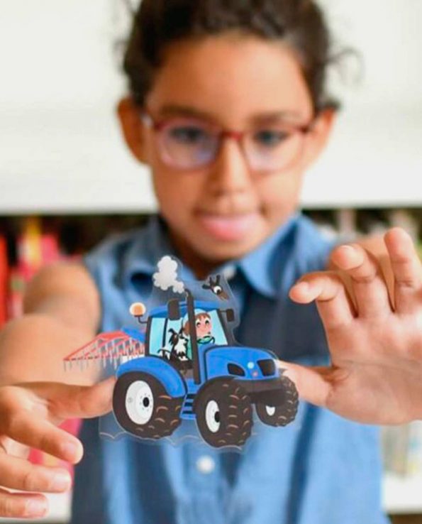 Mini Poster Quinta da Poppik Menina segura brinquedo de papel de trator azul com vaca