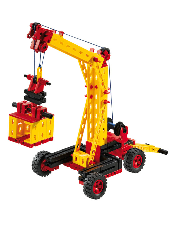 Laboratório Experiências CTEM - Máquinas Simples Brinquedo de grua com peças amarelas, vermelhas e pretas, caixa amarela pendurada e rodas vermelhas em fundo branco