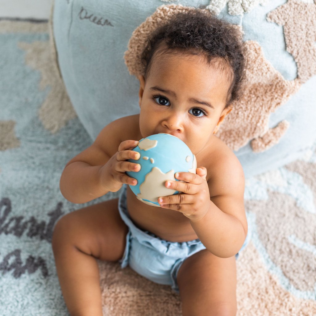 Bola Mundo Banho Borracha Natural Bebé sentado segurando bola de brinquedo com mapa-múndi em relevo