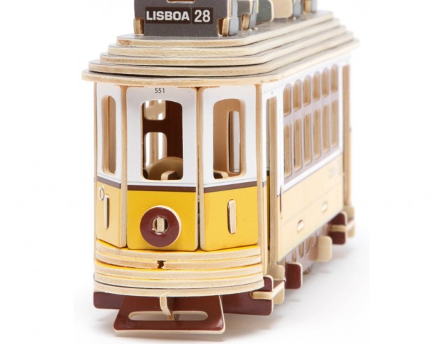 Elétrico de Lisboa Modelo de elétrico amarelo e branco em madeira com inscrição LISBOA 28