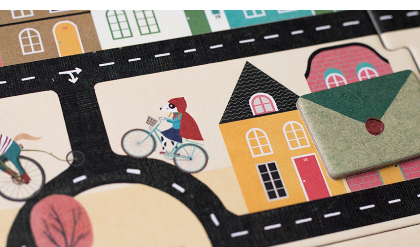 Jogo O Carteiro Tabuleiro de jogo infantil com ruas, casas e ciclistas, incluindo envelope de papel verde.