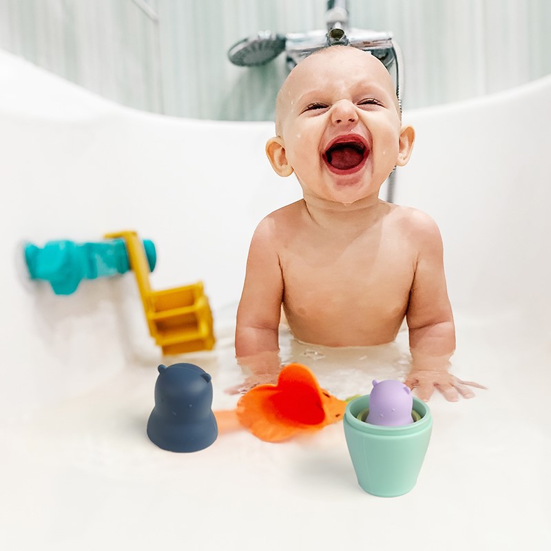 Bonecas Russas Ursos Azuis Bebé sorridente na banheira com brinquedos de banho coloridos