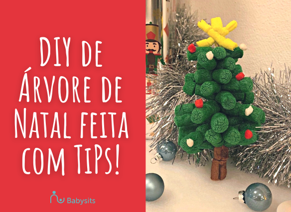 Pequena árvore de Natal feita com pompons verdes e decorada com bolas coloridas sobre uma superfície branca