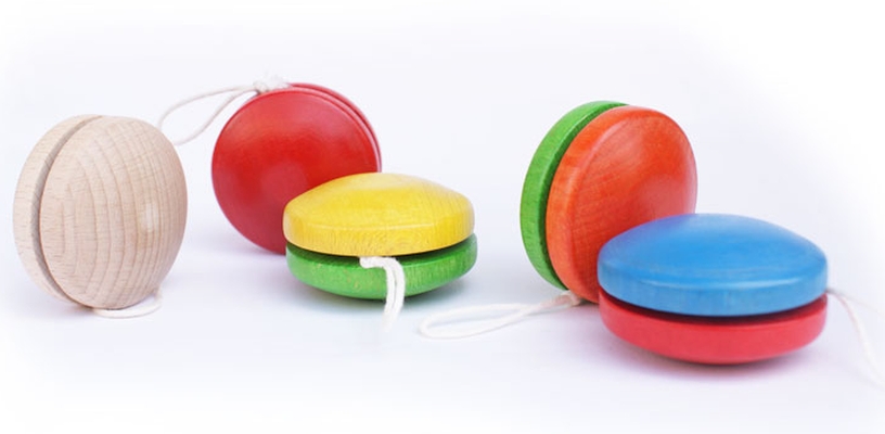 Yo-Yo Colorido Ioiôs coloridos de madeira com cordão branco sobre fundo branco