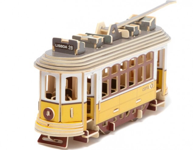 Elétrico de Lisboa Modelo de elétrico amarelo de madeira com texto LISBOA 28