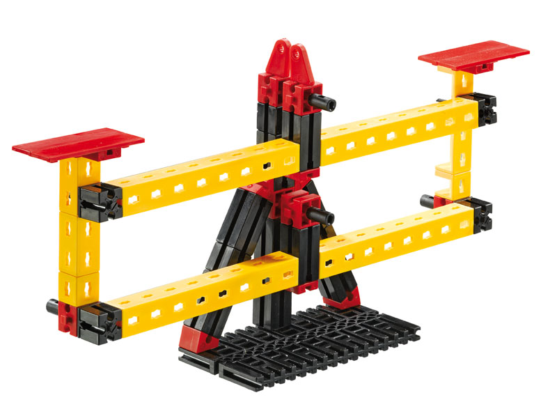 Laboratório Experiências CTEM - Máquinas Simples Estrutura modelo em peças de construção amarelo, vermelho e preto