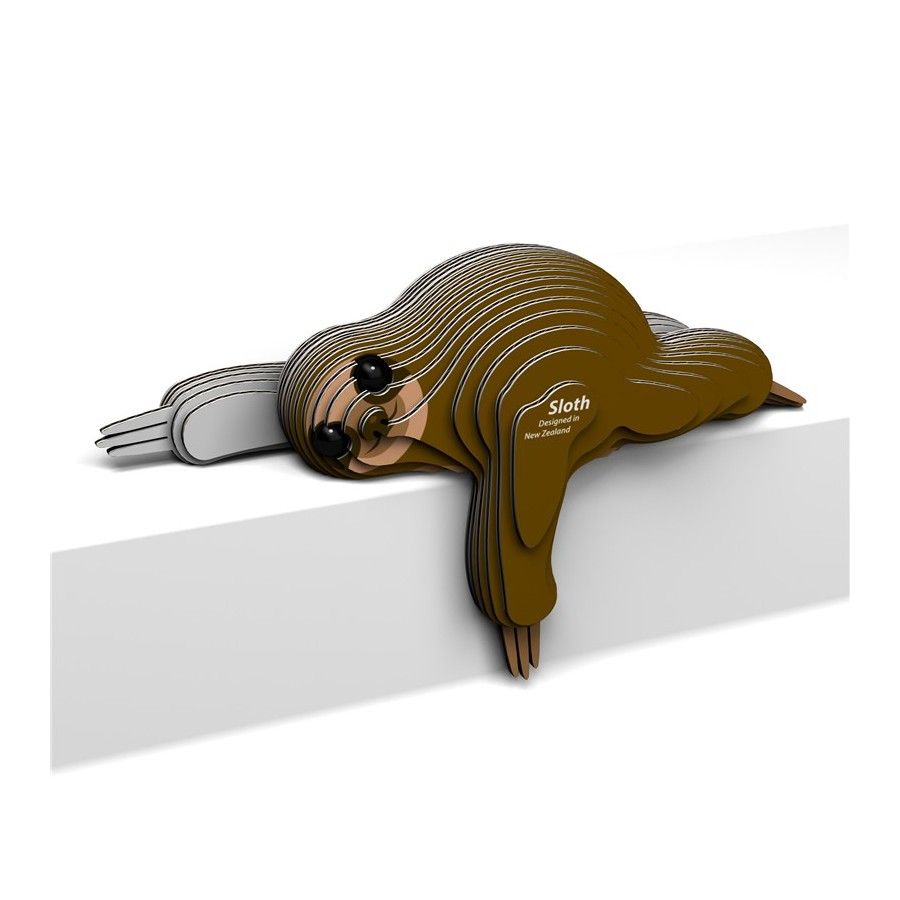 Preguiça Eugy Figura tridimensional de bicho-preguiça castanho pendurado numa borda branca