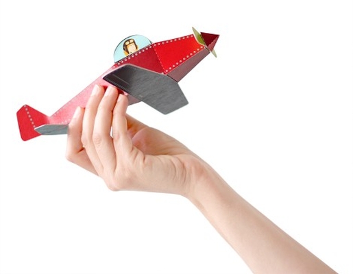 Avião - Brinquedo de Papel Mão segurando avião vermelho de brinquedo de madeira