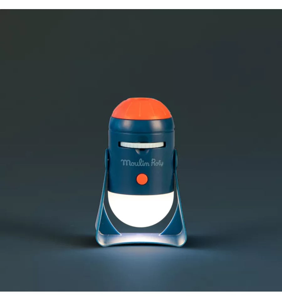 Projetor Moulin Roty Lanterna portátil azul com botão e topo laranja e texto Moulin Roty