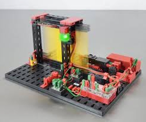 Laboratório Experiências CTEM - Eletrónica Kit experimental de eletrónica com luz verde e painel amarelo em base preta