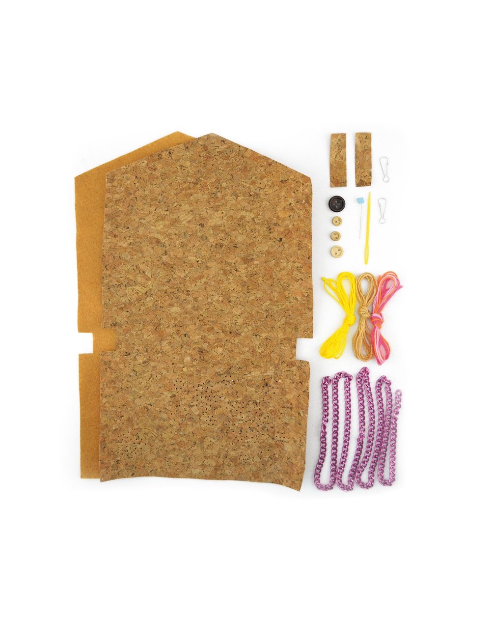 Faz a Tua Mala Cortiça Materiais para artesanato com cortiça, botões, fios coloridos e alfinetes sobre fundo branco.