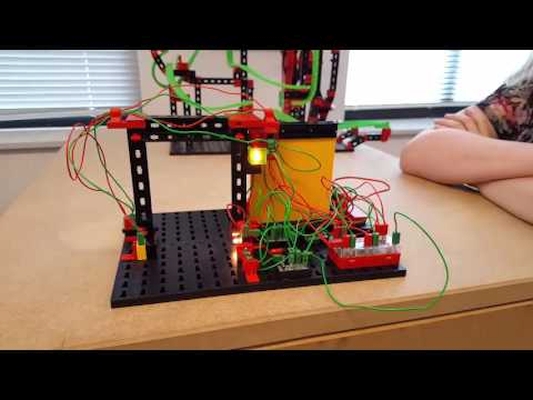 Laboratório Experiências CTEM - Eletrónica Montagem eletrónica com fios e botões numa bancada de madeira