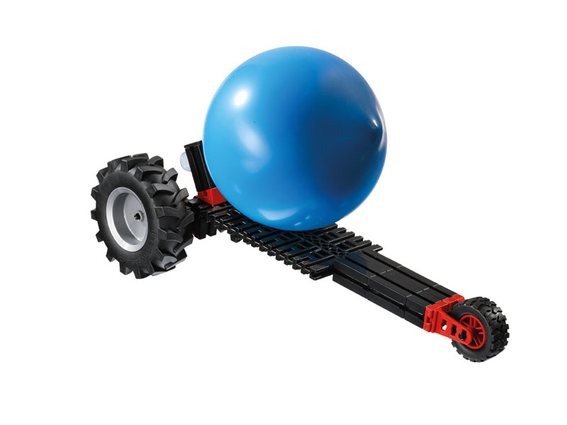 Laboratório Experiências CTEM - Sistemas de Movimento Brinquedo com rodas pretas e bola azul no centro sobre fundo branco