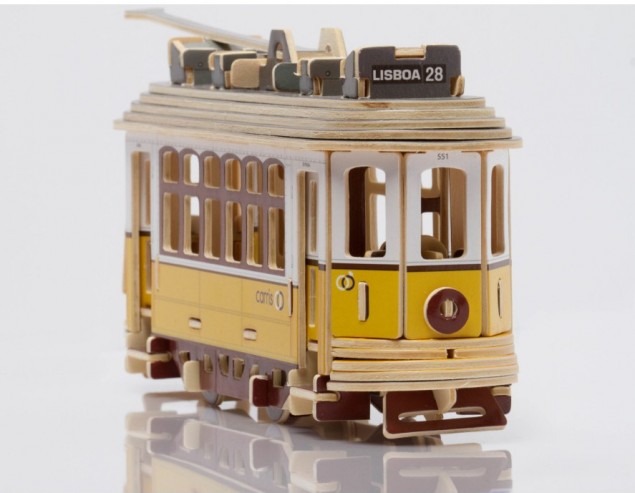 Elétrico de Lisboa Miniatura de elétrico amarelo e castanho em madeira com placa LISBOA 28