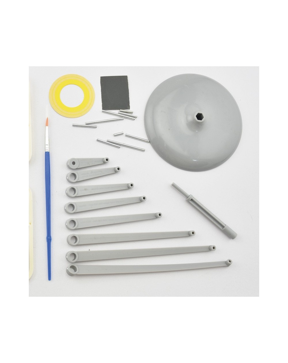 Planetário Sistema Solar Conjunto de peças cinzentas e metal em fundo branco com escova azul e itens pequenos.