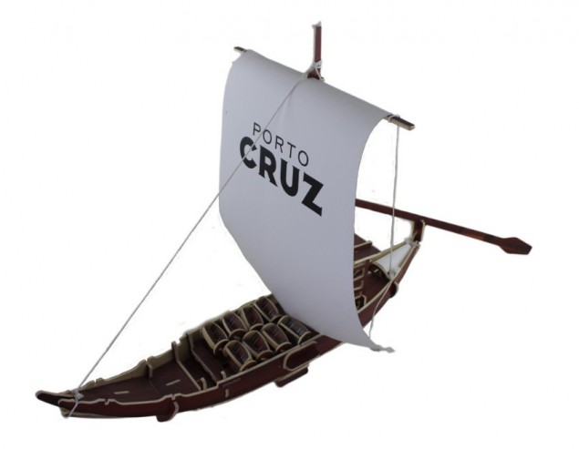 Barco Rebelo Miniatura de barco de madeira com velas brancas e texto 'PORTO CRUZ'