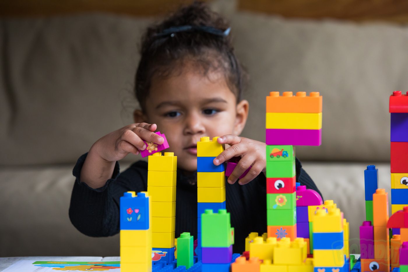 Criança a brincar com blocos de construção em plástico coloridos