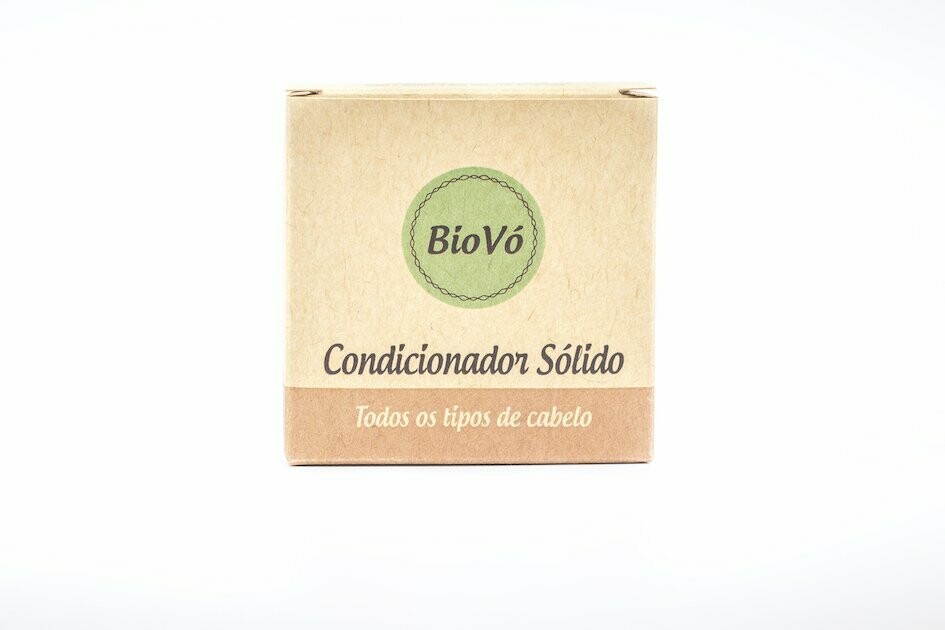 AMACIADOR CONDICIONADOR SÓLIDO Embalagem de condicionar sólido BioVó em papel reciclado com texto em verde e castanho claro