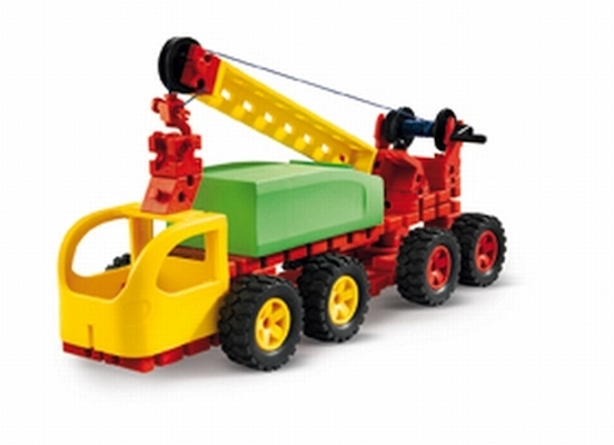 Jumbo Starter - Set de Construção Junior Fischertechnik Camião de brincar com guindaste e plataforma feito de blocos de construção coloridos.