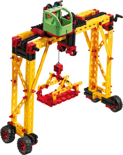 Laboratório Experiências CTEM - Máquinas Simples Brinquedo tipo grua amarelo, vermelho, preto e verde com rodas e corda de elevação