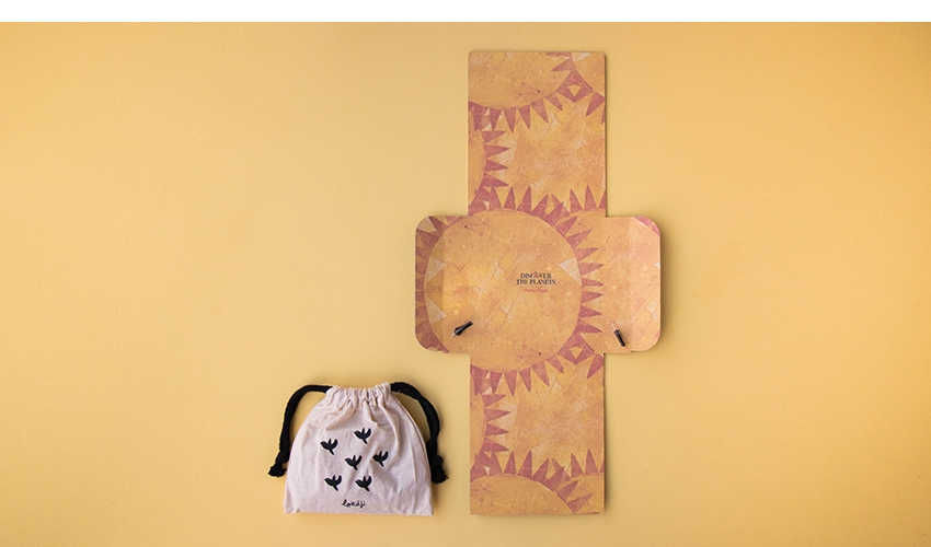 Puzzle Pocket Descobre o Planeta Caixa de cartão reciclado desdobrada e saco branco com desenhos de morcegos